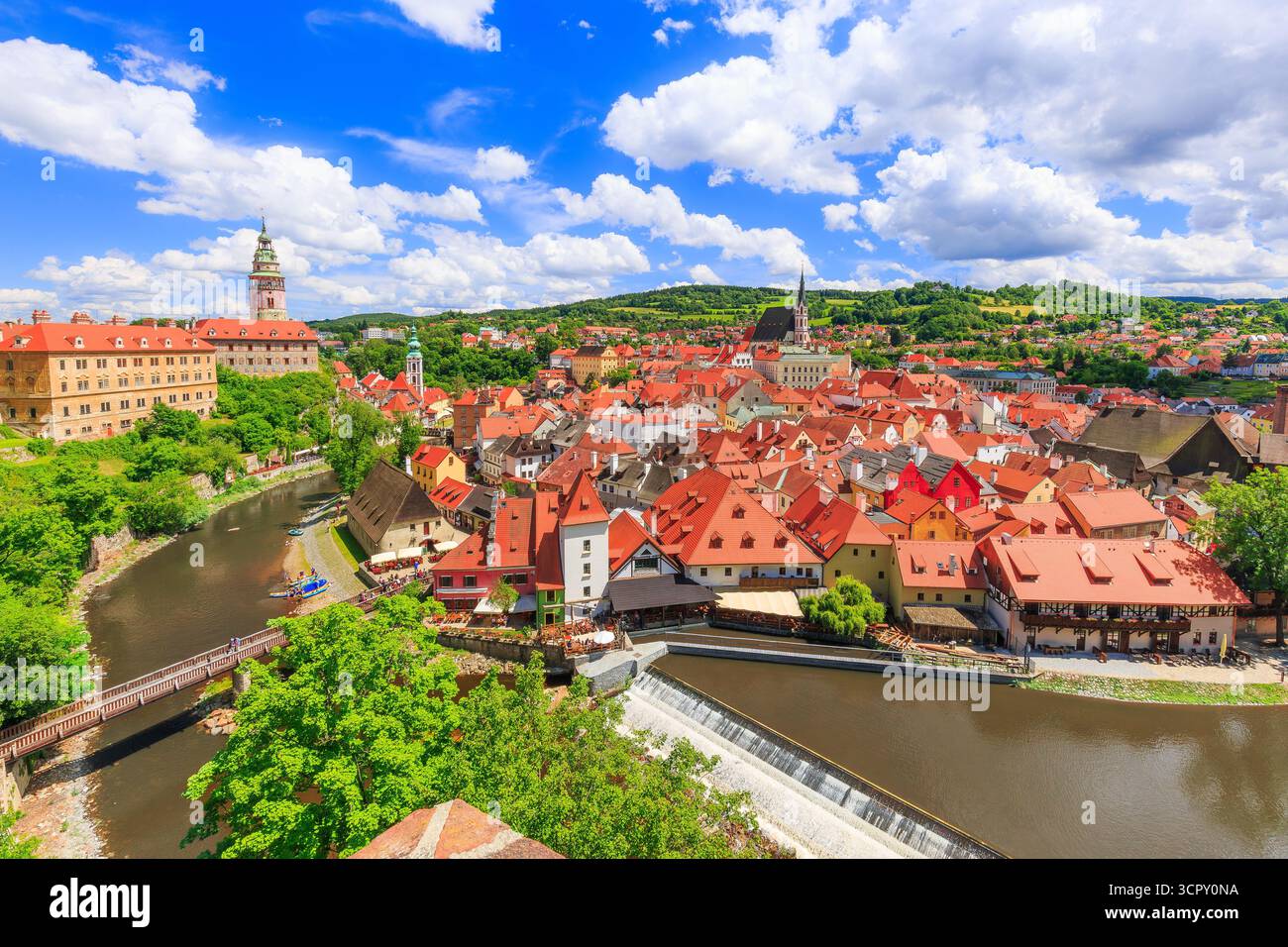 Cesky Krumlov, Czech Republic. The State Castle, St. Vitus Church and cityscape. Foto Stock