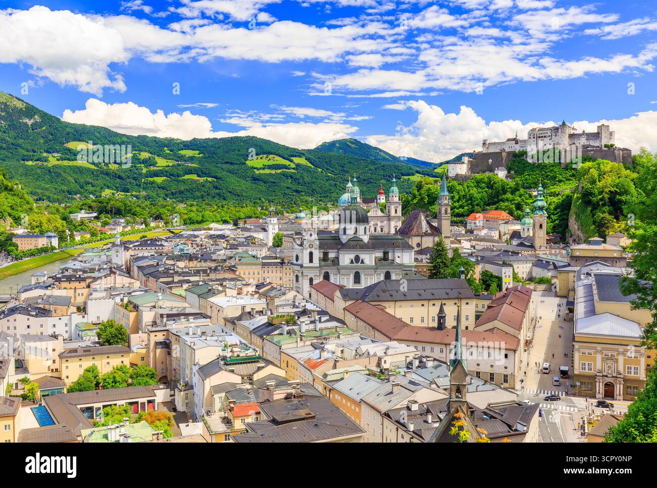 Salisburgo, Austria. Città vecchia con il Festung fortezza Hohensalzburg e Salzburger Dom. Foto Stock