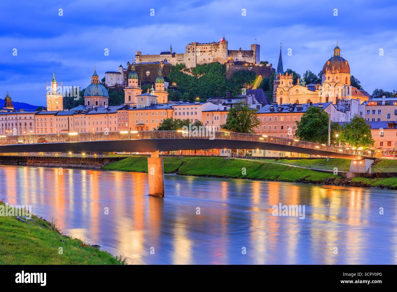 Salisburgo, Austria. Vista dello skyline di Salisburgo con Festung Hohensalzburg e il fiume Salzach, la Terra di Salisburgo. Foto Stock
