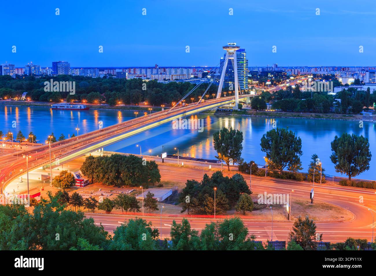 Bratislava, Slovacchia. UFO o il ponte SNP sul Danubio con panorama notturno di Bratislava. Foto Stock