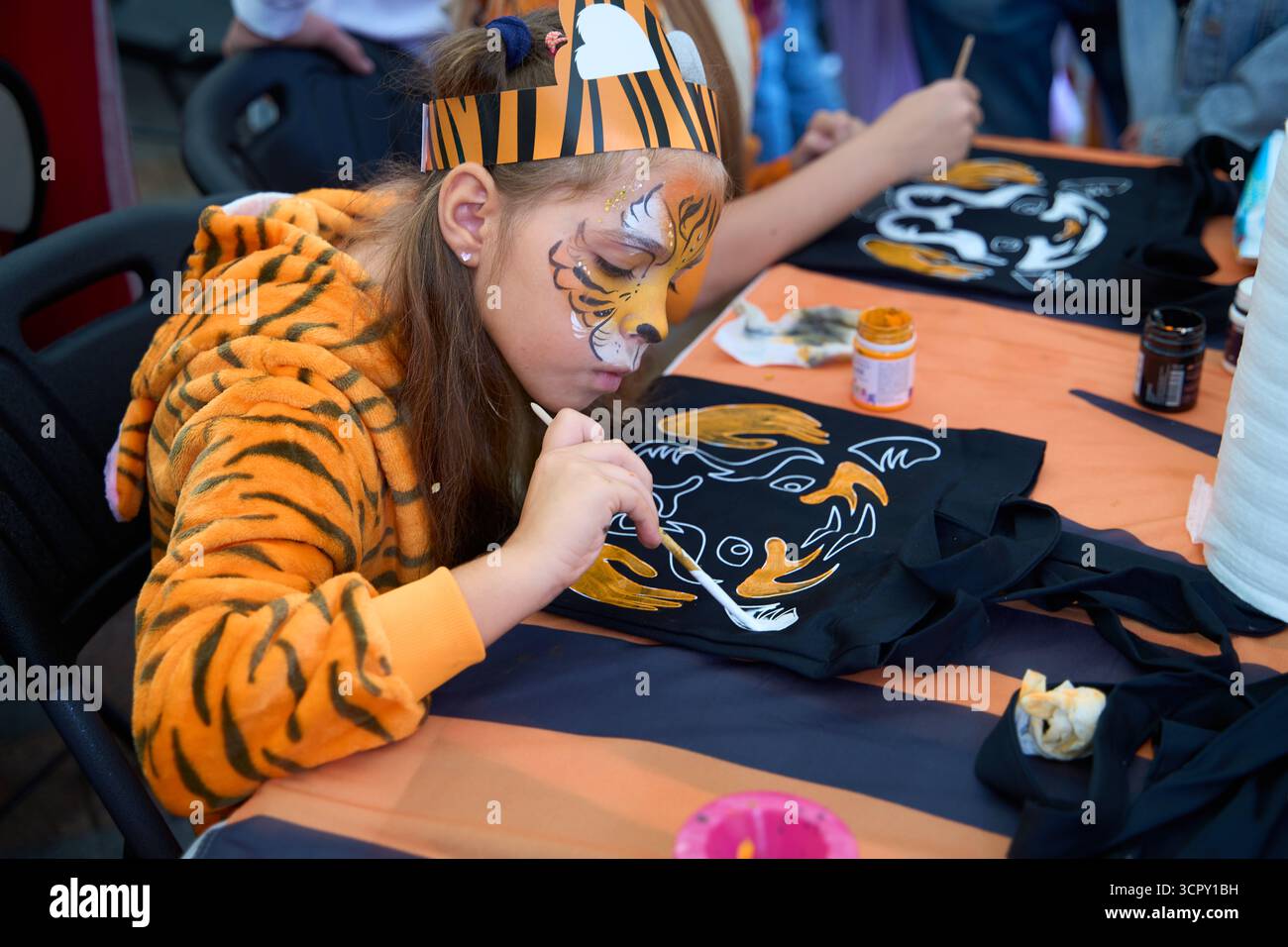 Vladivostok, Russia. 28 settembre 2025. Una ragazza disegna una tigre durante l'evento Tiger Day a Vladivostok, Russia, 28 settembre 2025. Dal 2000 Vladivostok celebra la giornata della tigre nell'ultimo fine settimana di settembre di ogni anno per sensibilizzare l'opinione pubblica sulla conservazione della tigre. Crediti: Guo Feizhou/Xinhua/Alamy Live News Foto Stock Vladivostok, Russia. 28 settembre 2025. Una ragazza disegna una tigre durante l'evento Tiger Day a Vladivostok, Russia, 28 settembre 2025. Dal 2000 Vladivostok celebra la giornata della tigre nell'ultimo fine settimana di settembre di ogni anno per sensibilizzare l'opinione pubblica sulla conservazione della tigre. Crediti: Guo Feizhou/Xinhua/Alamy Live News Foto Stock