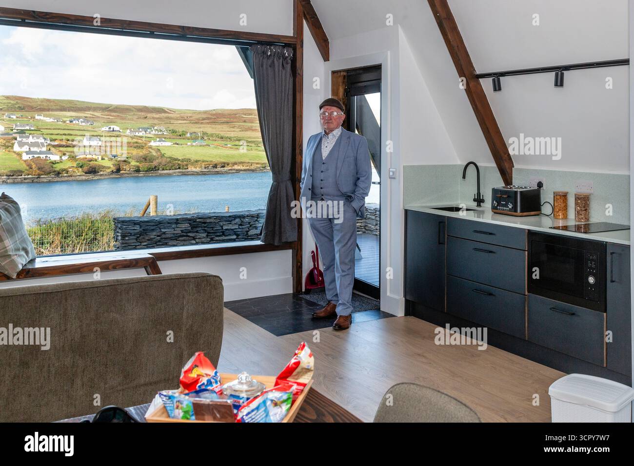 Wild Atlantic Pods glamping Site Opening, Portmagee, Contea di Kerry, Irlanda Foto Stock