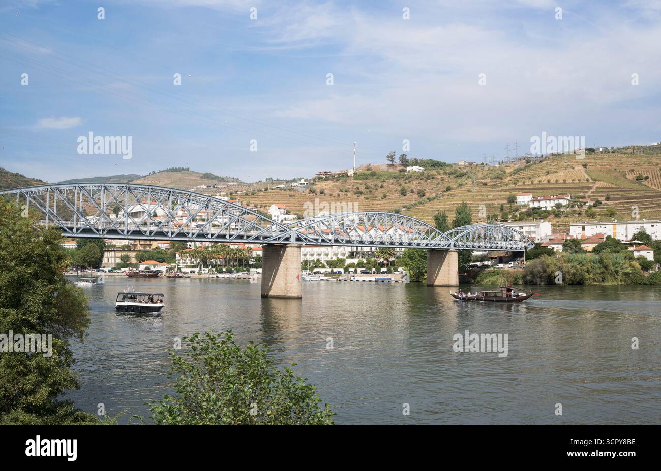 Ponte sul fiume Douro a Pinhão, Portogallo Foto Stock