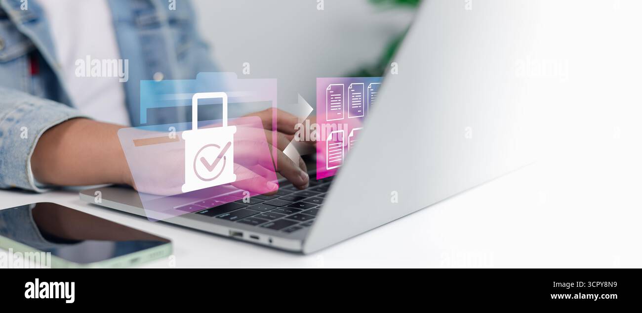 Trasferimento sicuro dei file e protezione dei dati con l'icona del lucchetto digitale sul laptop. Sicurezza informatica, archiviazione su cloud, privacy e sicurezza delle informazioni Foto Stock