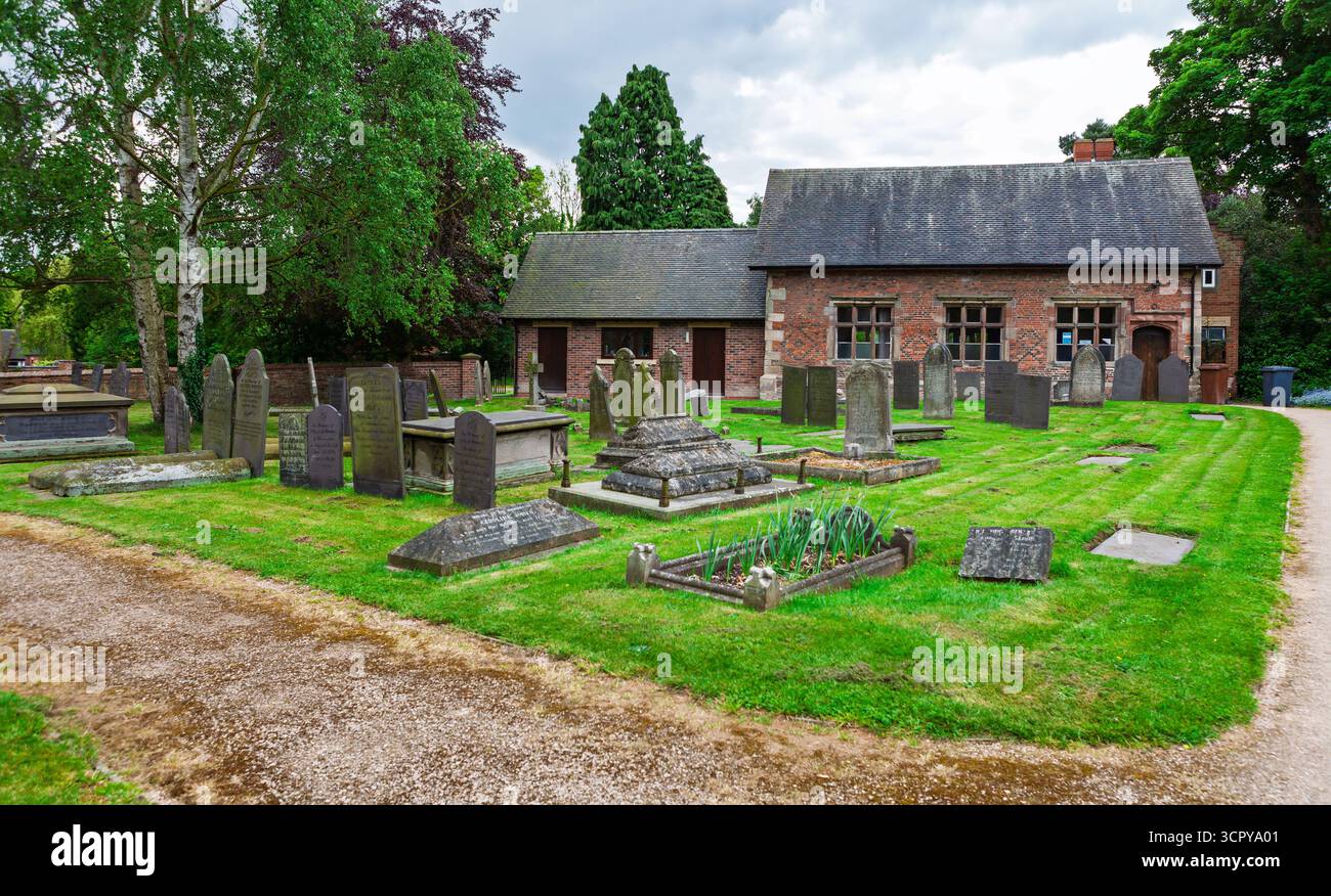 Rolleston-on-dove, Regno Unito - 14 maggio 2011 : St. Mary's Churchyard con tombe. Cimitero sul terreno della chiesa di Santa Maria. Foto Stock