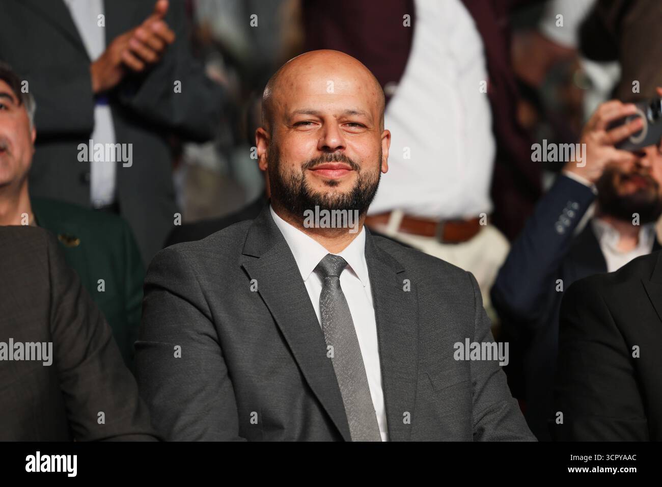 Riapertura della Cittadella di Aleppo dopo la caduta del regime di Assads Aleppo, Siria 27 settembre 2025. Funzionari del nuovo governo siriano inaugurano la riapertura della storica Cittadella di Aleppo dopo i lavori di restauro che hanno coperto sezioni danneggiate dalla guerra, a cui hanno partecipato centinaia di residenti locali. La cittadella è considerata una delle più importanti attrazioni archeologiche e turistiche di Aleppos. Aleppo Siria Copyright: XMohammadxBashirxAldaherx Foto Stock