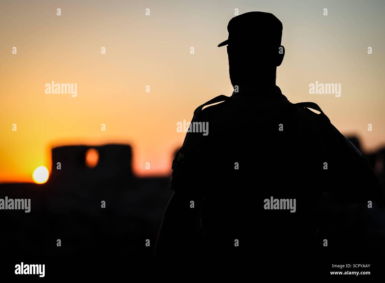 L'ufficiale siriano di pubblica sicurezza pattuglia la Cittadella di Aleppo prima della cerimonia di riapertura Aleppo, Siria, 27 settembre 2025. Un soldato siriano di pubblica sicurezza ispeziona le mura della Cittadella di Aleppo mentre pattuglia il sito prima della cerimonia di riapertura. La storica fortezza, restaurata come parte dei progetti di ricostruzione del dopoguerra, è uno dei più importanti punti di riferimento culturali di Syrias. Aleppo Siria Copyright: XMohammadxBashirxAldaherx Foto Stock