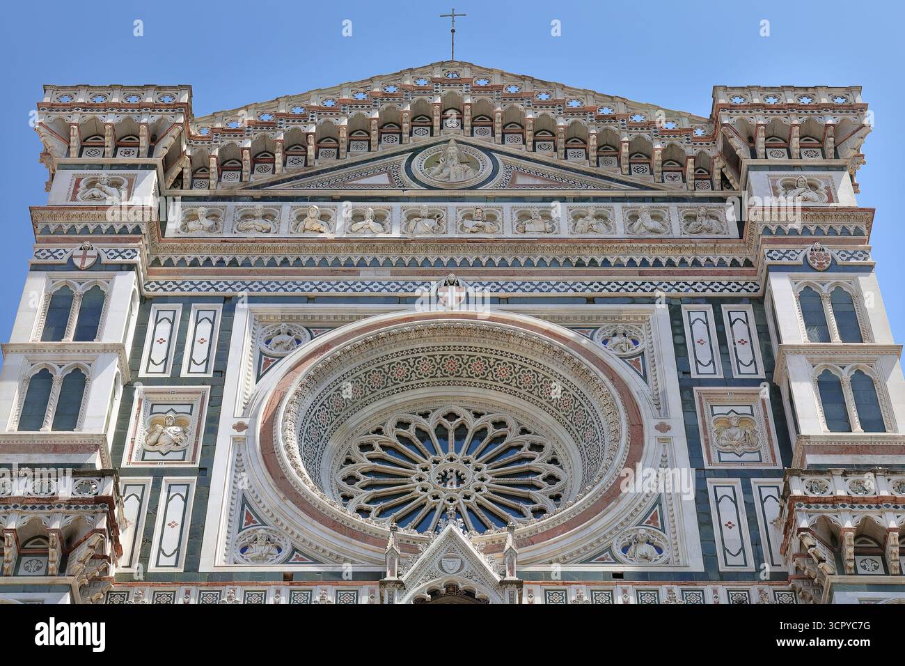 373 Pediment e rosone sopra il portale centrale, Cattedrale di Santa Maria del Fiore, area superiore con facciata in marmo colorato. Firenze-Toscana Foto Stock