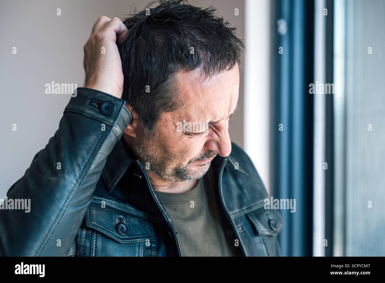 Uomo adulto maturo che si gratta la testa e si stringe, sembra confuso o dimenticato, concetto di perdita di memoria, dubbio, stress o difficoltà a concentrarsi. Foto Stock