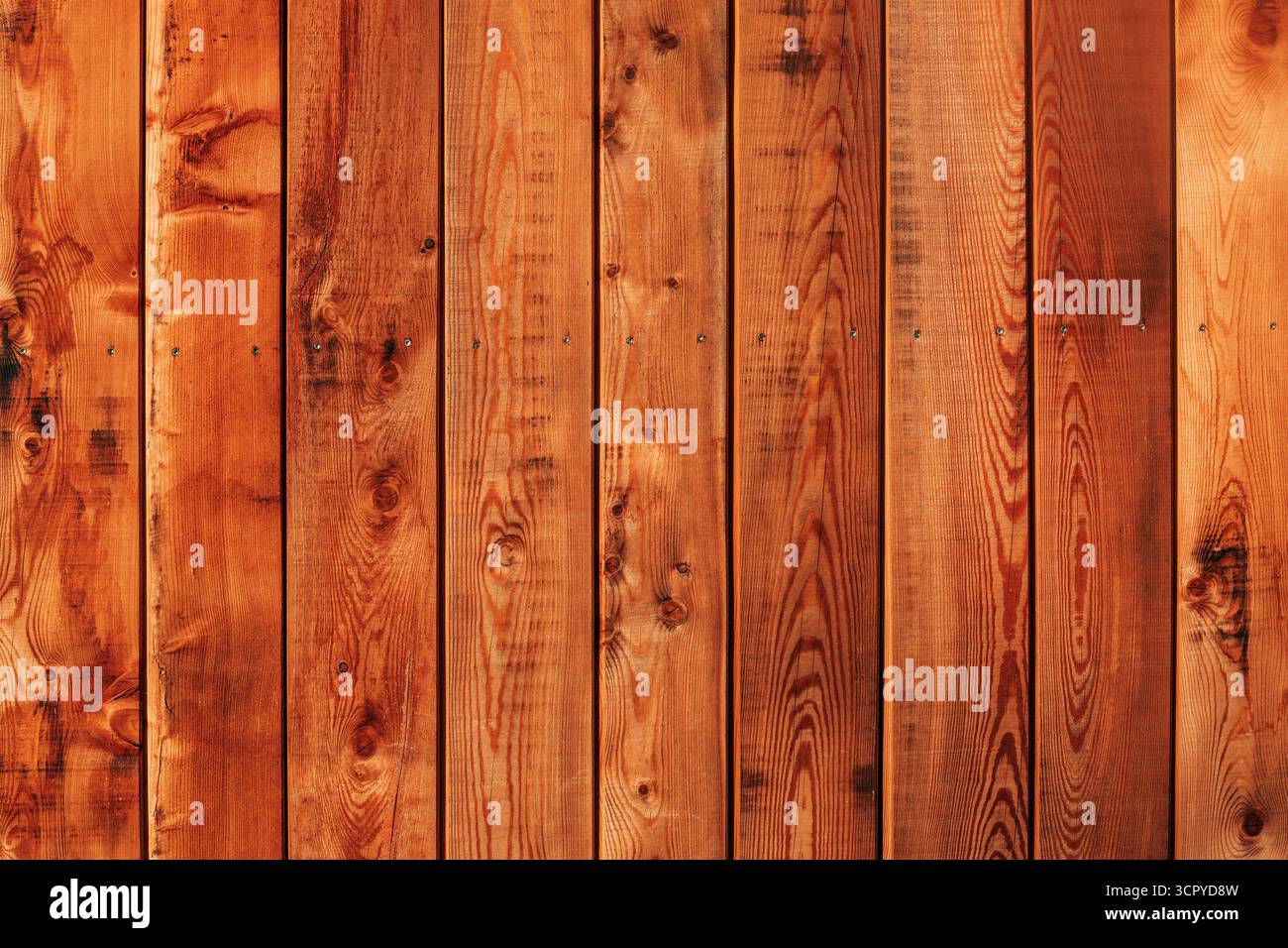 Primo piano di tavole di legno marrone che formano una superficie rustica della parete del cottage, sfondo in legno naturale per la costruzione, il design e la decorazione Foto Stock
