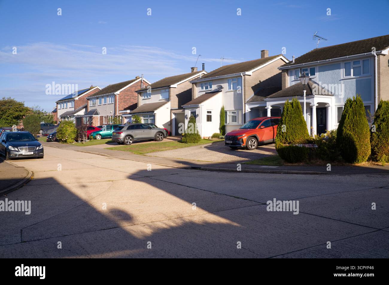 Moderne case indipendenti con auto sui vialetti di Great Tey, Essex Foto Stock