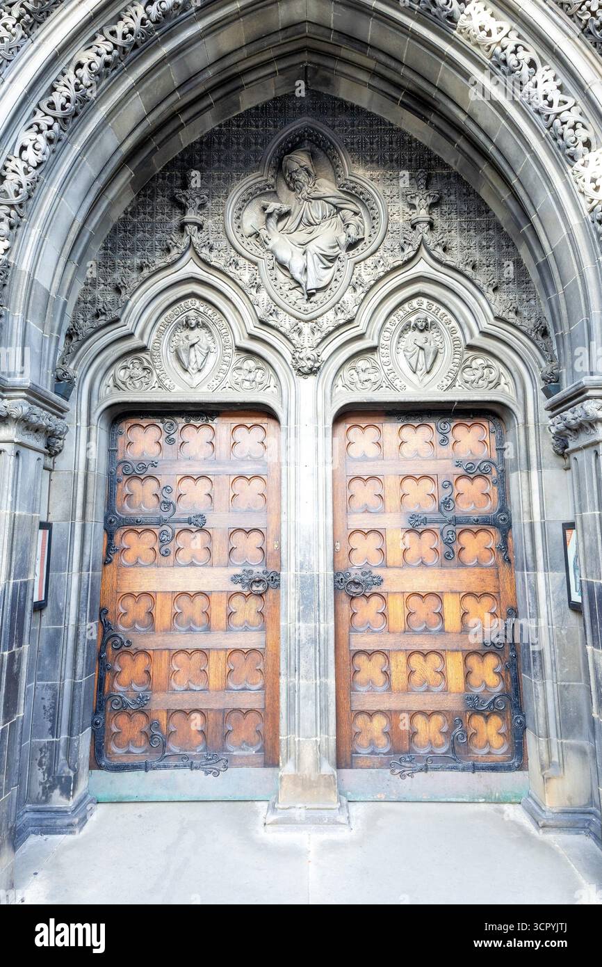 Porta della Cattedrale di St Giles, che sono un'architettura ornamentale per il suo tempo, Regno Unito Foto Stock