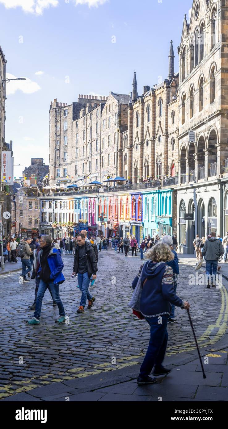 Gente del posto e turisti che fanno shopping nelle aziende locali di Victoria Street, Edimburgo, Scozia, Regno Unito Foto Stock