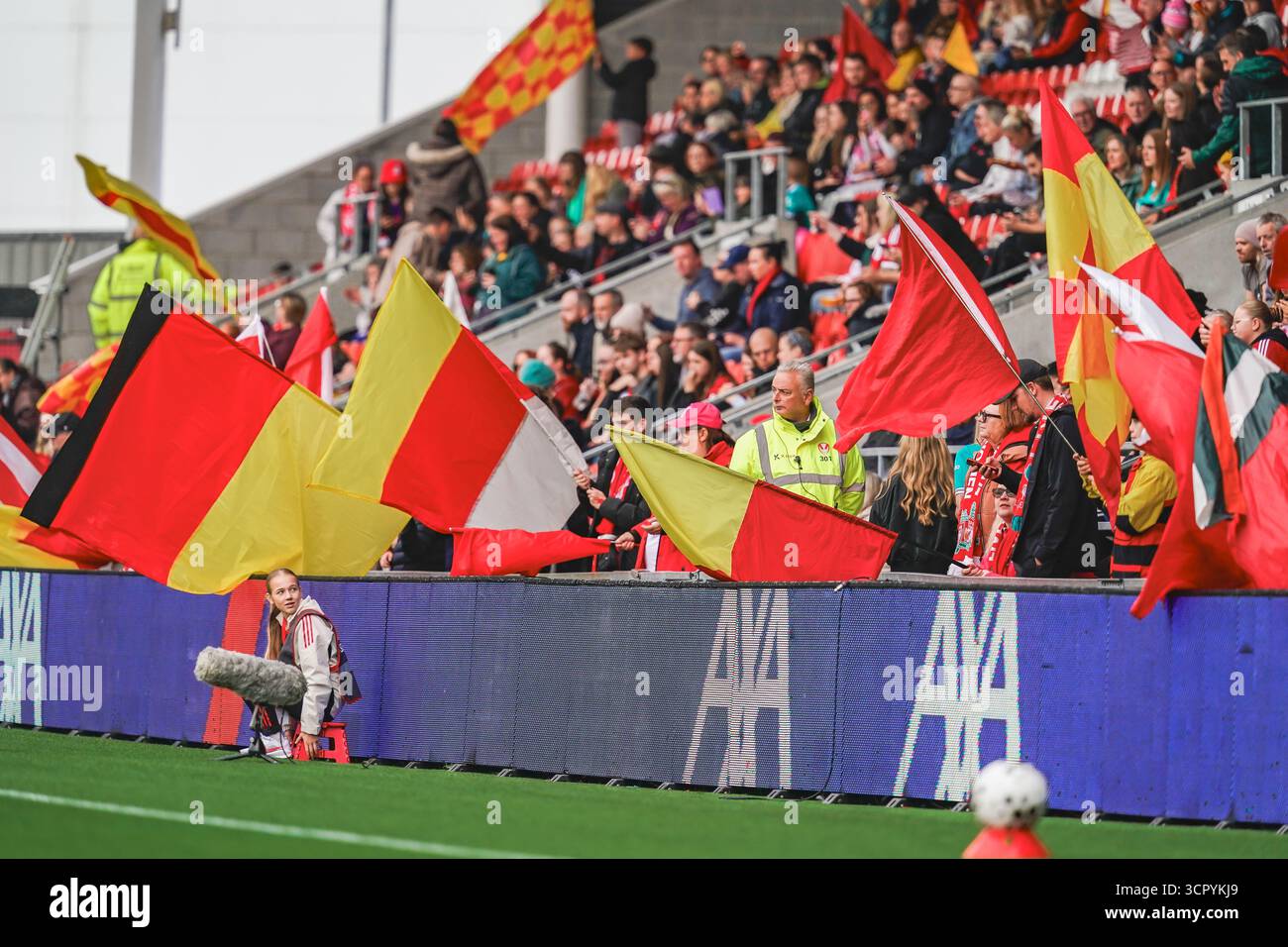 ST HELENS, INGHILTERRA - settembre 28: Pre-partita delle bandiere di Liverpool. Partita di Super League femminile tra Liverpool FC Women e Manchester United Women al St Helens Stadium il 28 settembre 2025. (Foto di James Giblin) Foto Stock
