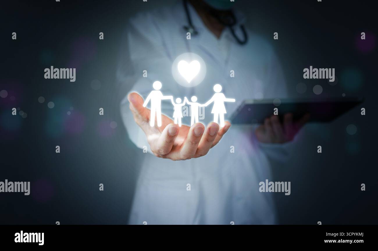 Operatore sanitario che mostra ologramma di famiglia e simbolo del cuore, simboleggia assicurazione, benessere, fiducia, assistenza medica, e mettere al sicuro la sua famiglia Foto Stock
