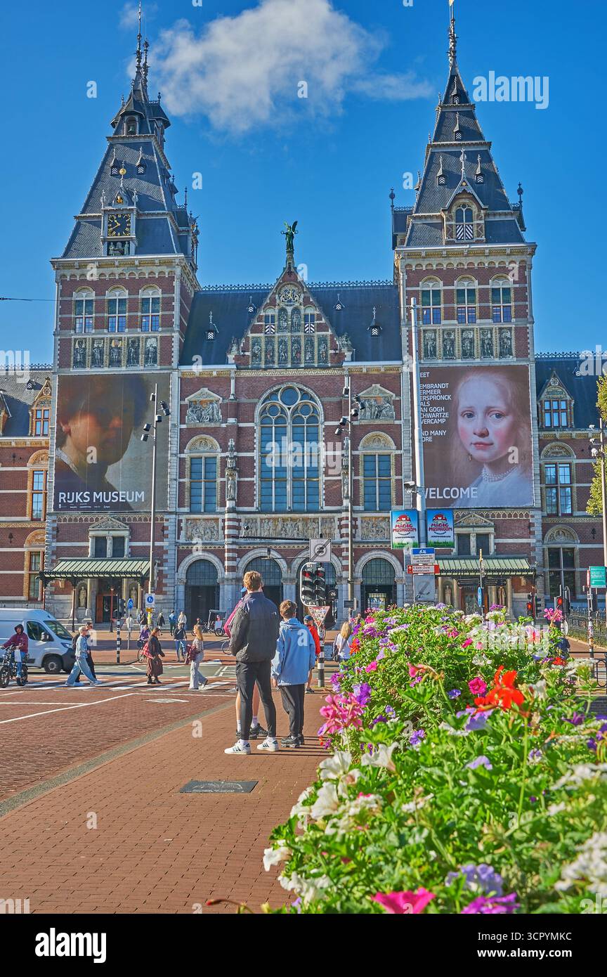 Il Rijksmuseum di Amsterdam, nei Paesi Bassi, edificio del XIX secolo che ospita capolavori di pittura del secolo d'oro olandese e una vasta collezione d'arte europea Foto Stock