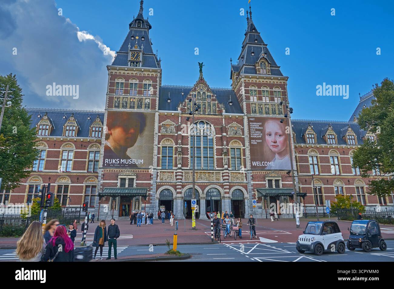 Il Rijksmuseum di Amsterdam, nei Paesi Bassi, edificio del XIX secolo che ospita capolavori di pittura del secolo d'oro olandese e una vasta collezione d'arte europea Foto Stock