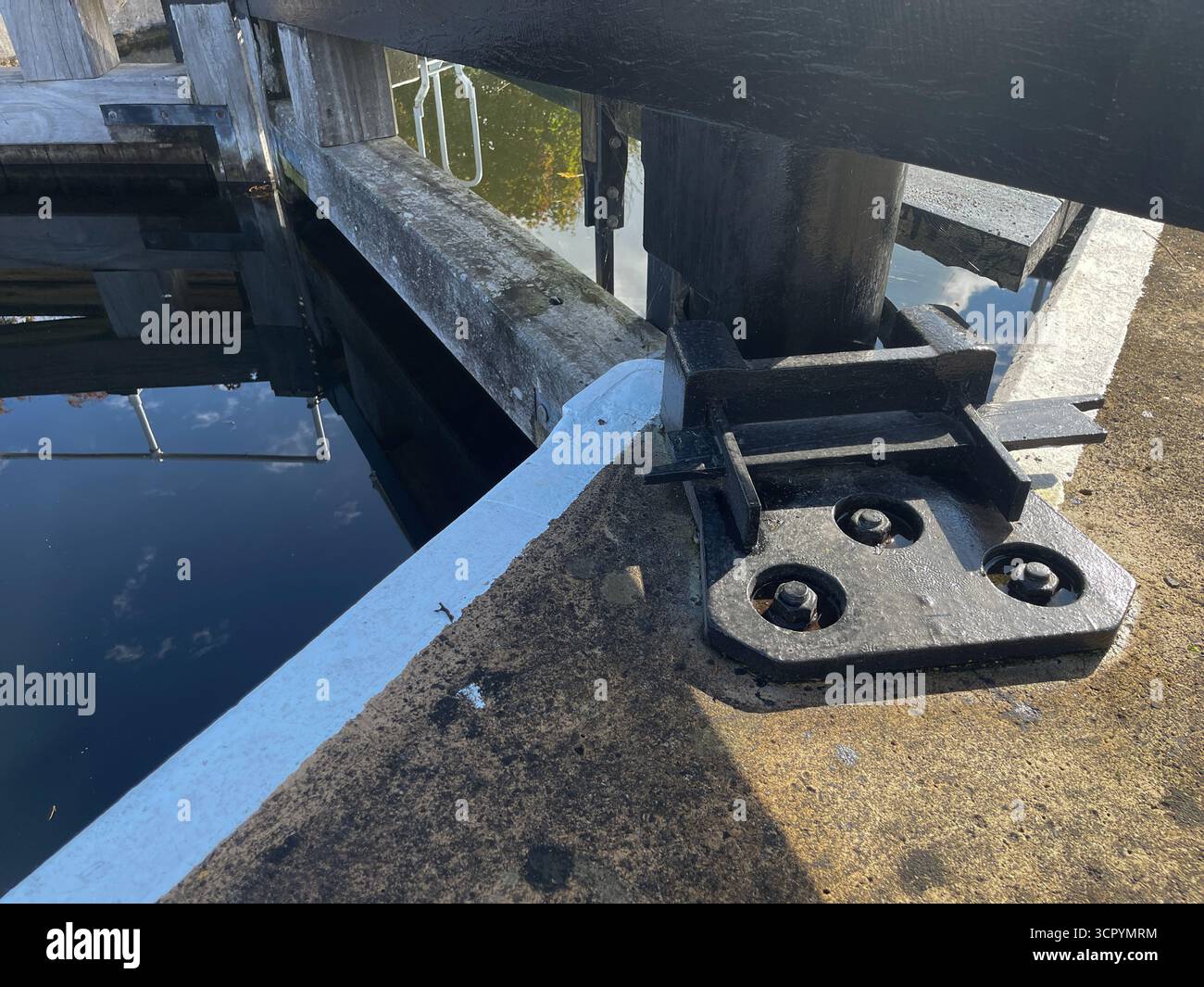 Ashby Canal Lock Gate e Moira Furnace, Moira ai confini del Derbyshire e del Leicestershire.England.UK - Immagine stock catturata con smartphone