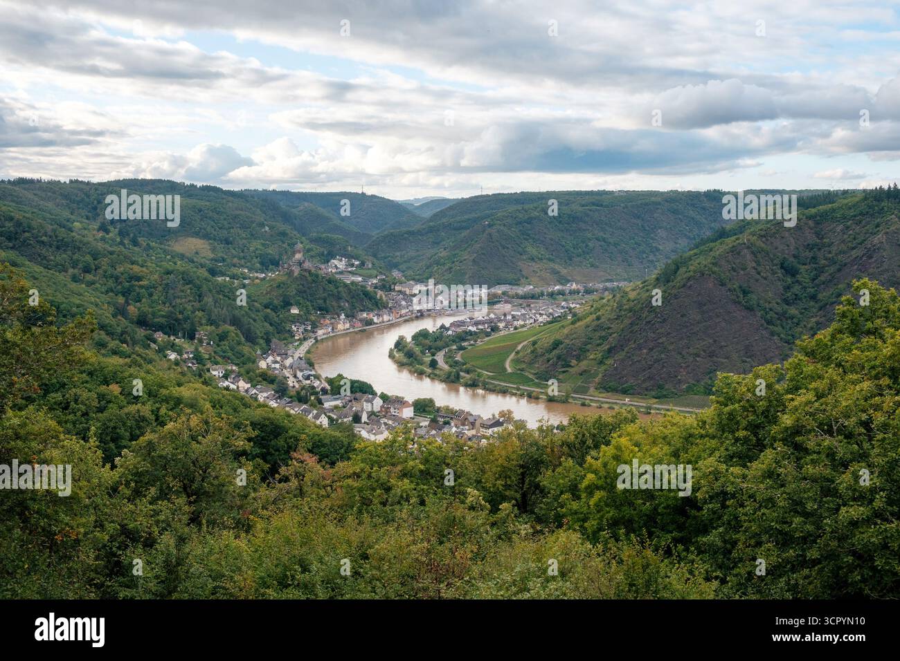 Vista panoramica di Cochem sul fiume Mosella con il castello e gli alberi verdi nel Nuvoloso primo giorno d'autunno, Germania Foto Stock