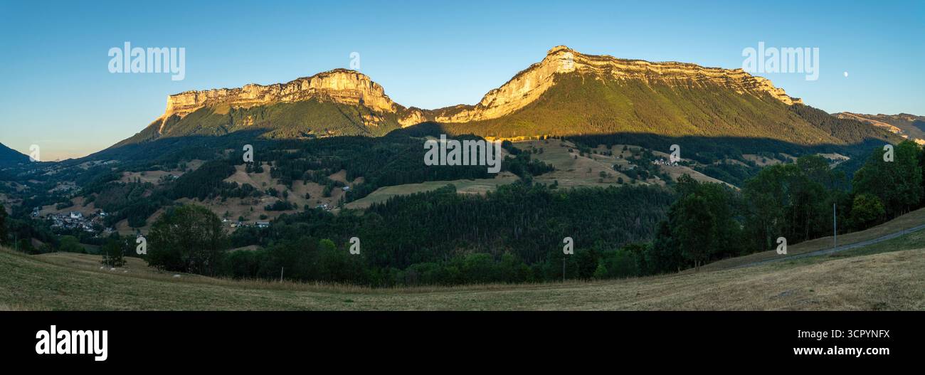 Monta Granier e le Pinet si illuminano alla luce della sera, Chartreuse, Francia Foto Stock