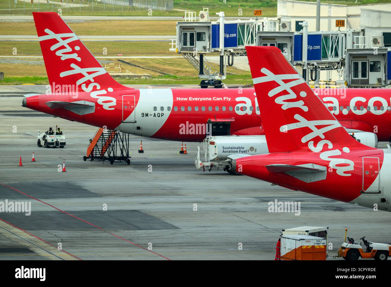 Primo piano degli aerei AirAsia a terra all'aeroporto internazionale di Kuala Lumpur in una giornata di sole Foto Stock