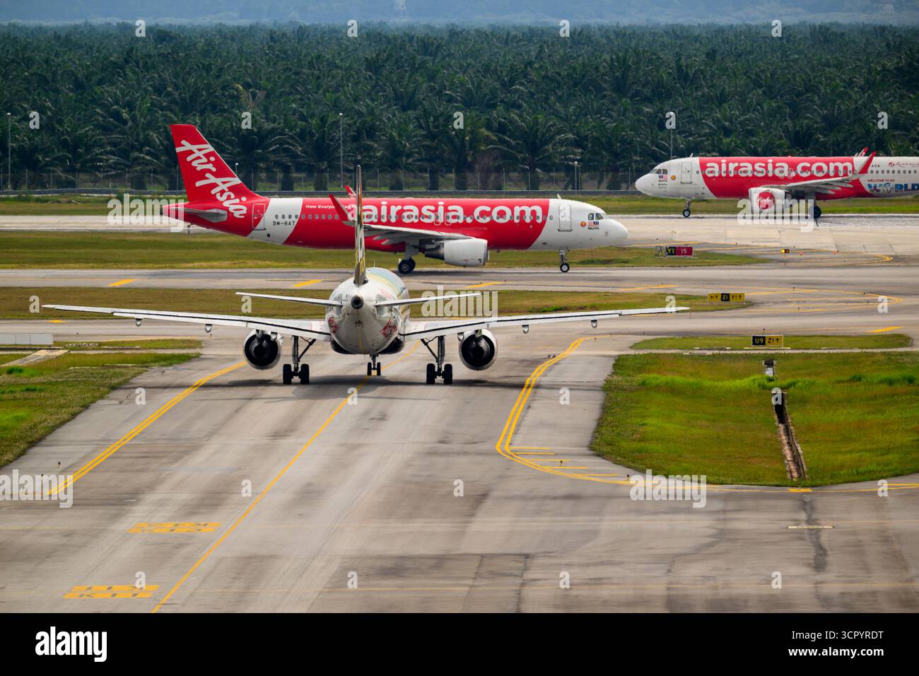 Aerei Air Asia a terra in preparazione al decollo all'aeroporto internazionale di Kuala Lumpur in una giornata di sole Foto Stock