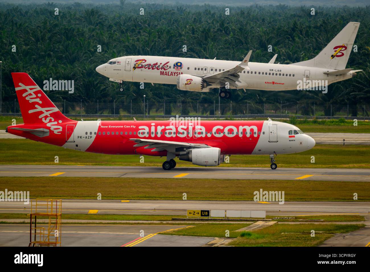 Batik Air Malaysia Boeing 737 MAX 8 9M-LRR atterra sulla pista 15 all'aeroporto internazionale di Kuala Lumpur (KLIA) in una giornata di sole Foto Stock