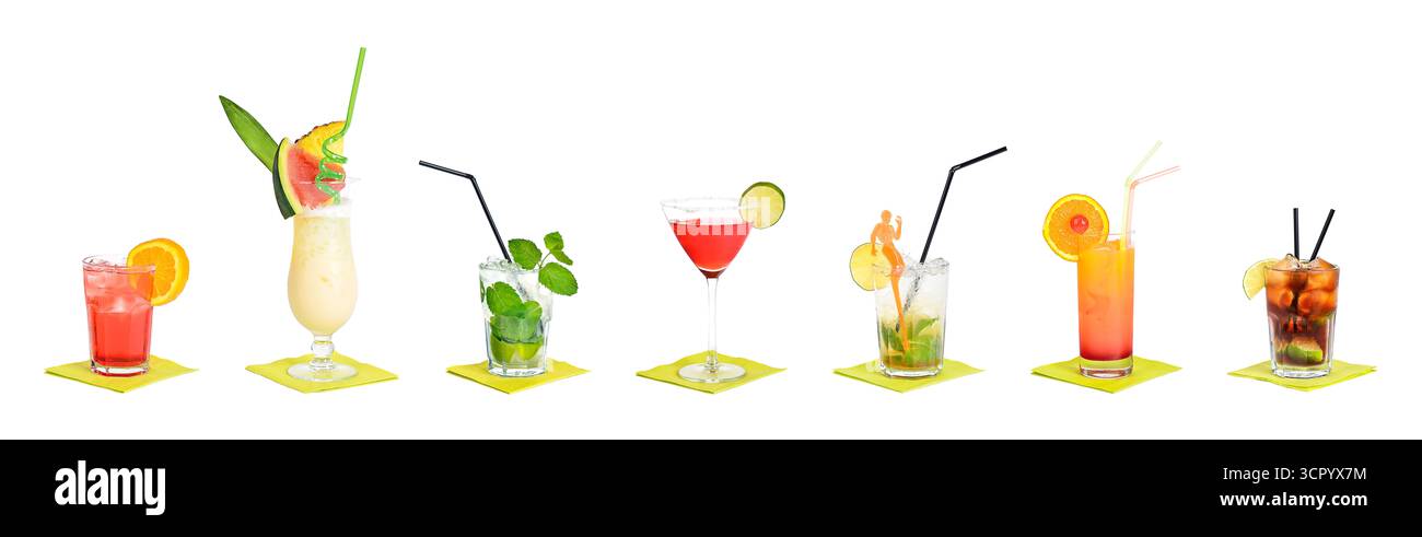 Sette cocktail classici di fila. Bevande alcoliche famose e popolari in bicchieri eleganti. Foto Stock