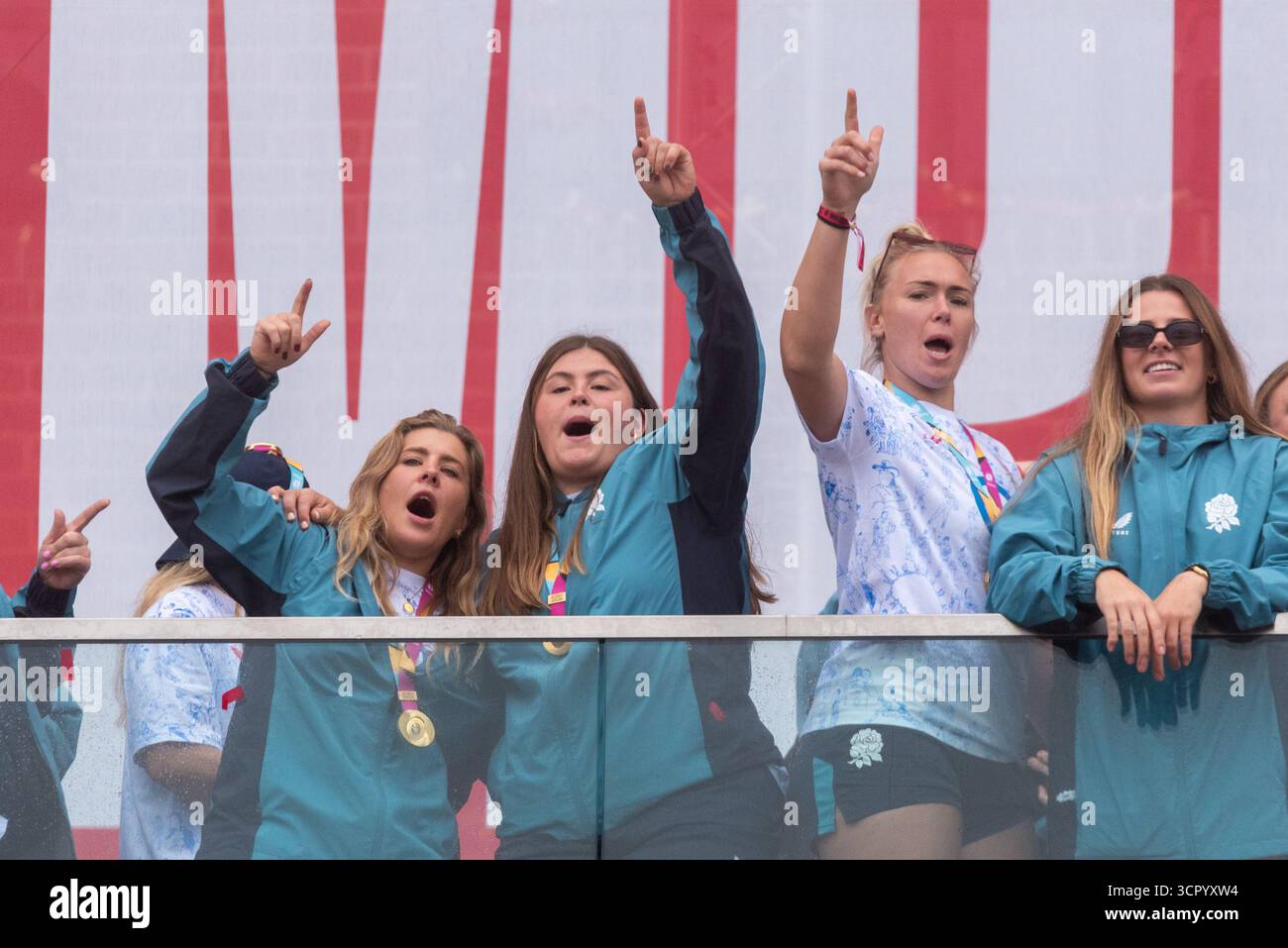 Battersea, Londra, Regno Unito. 28 settembre 2025. La squadra di rugby femminile dell'Inghilterra si è unita a migliaia di tifosi in un parco al di fuori dello sviluppo della centrale elettrica di Battersea per celebrare la vittoria nella finale della Coppa del mondo contro il Canada a Twickenham. I giocatori festeggiano Foto Stock