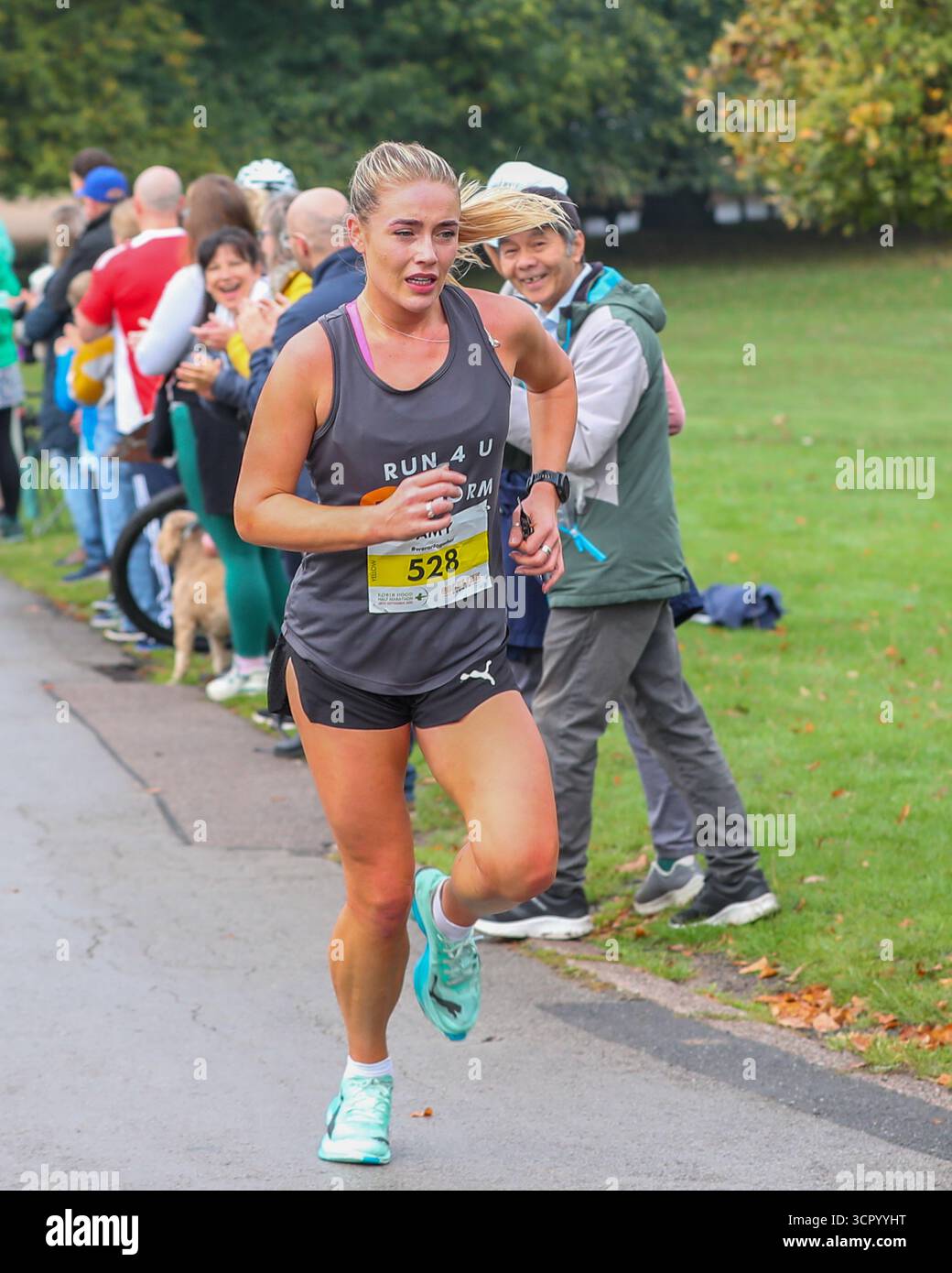 Nottingham, Regno Unito. 28 settembre 2025. Amy Lowe 528 ha condotto la gara femminile attraverso Wollaton Park Nottingham nella Robin Hood Marathon 2025. Crediti: Clive Stapleton/Alamy Live News Foto Stock