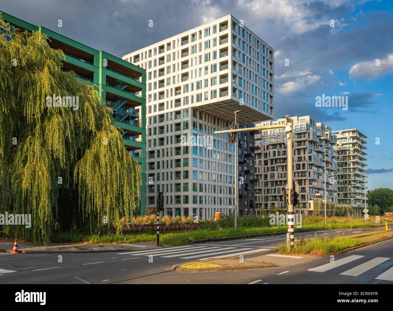Amsterdam Westerpark West, paesaggio urbano di un quartiere nuovo ed emergente con architettura futuristica Foto Stock