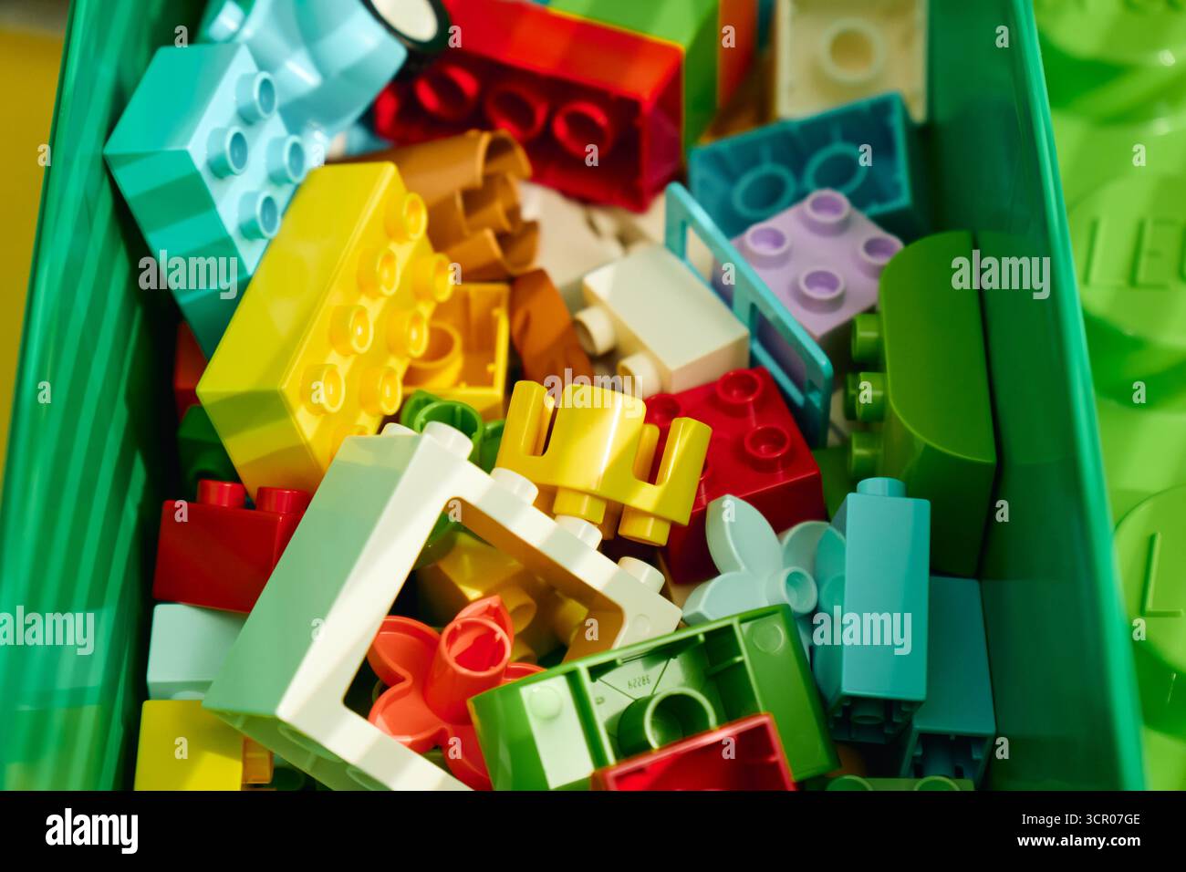 Tyumen, Russia - 8 luglio 2025: Mattoncini colorati Lego disposti in un contenitore verde che mostra una creatività infinita Foto Stock
