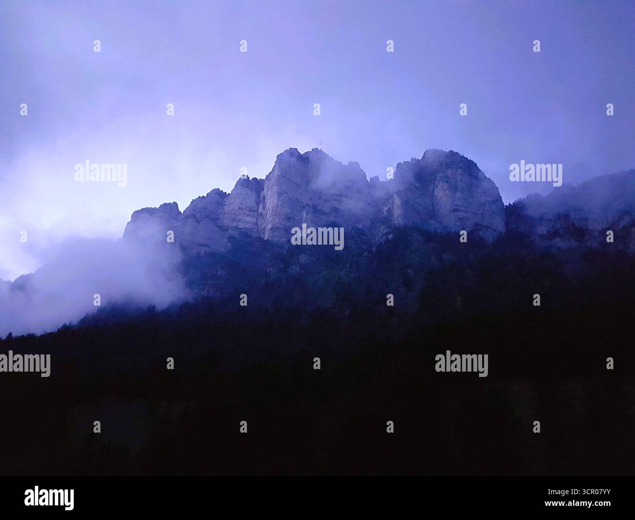 Atmosfera mattutina unica nelle Alpi Svizzere con la nebbia che scorre attraverso le valli e i crinali di Niederhorn e Justistal, Svizzera Foto Stock