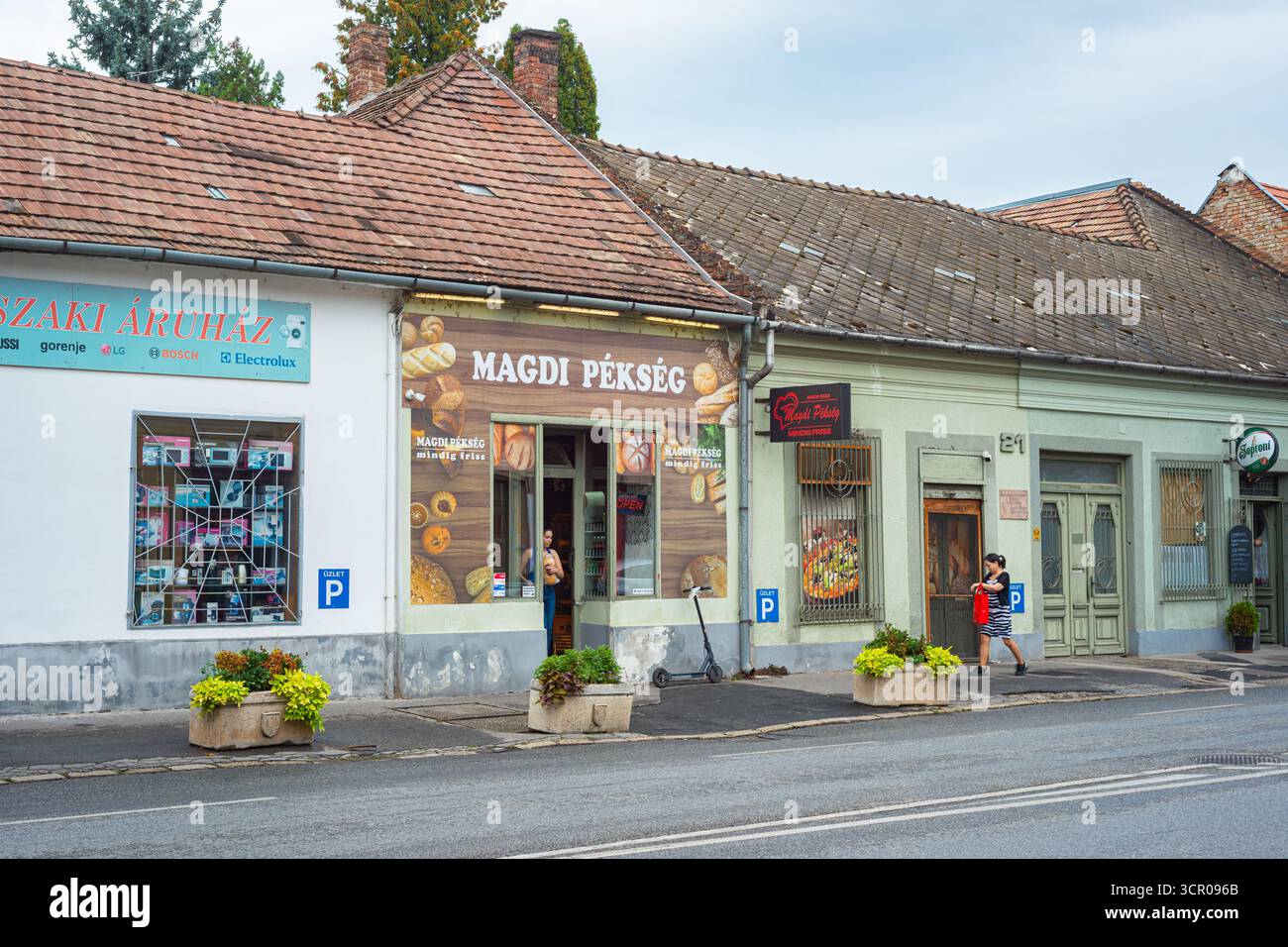 Tradizionale negozio di panetteria ungherese a Esztergom con i clienti che passano su una strada tranquilla Foto Stock