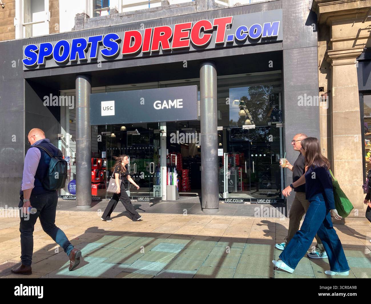 Sportsdirect.com, rivenditore di articoli sportivi, Princes Street, Edimburgo, Scozia - Immagine stock catturata con smartphone