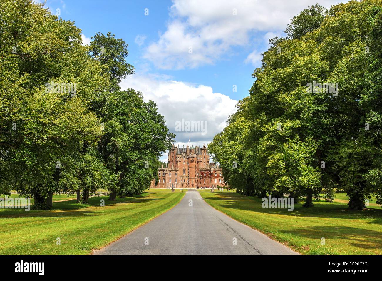 Con una storia di oltre 650 anni (le prime notizie risalgono al 1372), il castello di Glamis ad Angus, Scozia, Regno Unito, rimase la casa dei Lione Foto Stock