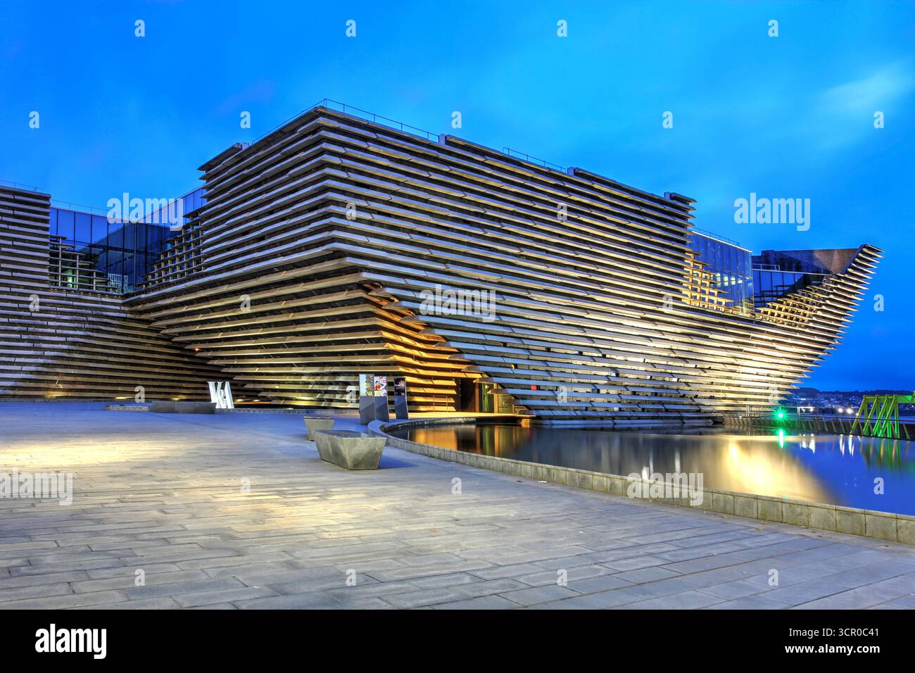 Victoria & Albert (V&A) Design Museum a Dundee, Scozia, Regno Unito di notte. L'edificio è stato progettato da Kengo Kuma e completato nel 2018. Foto Stock