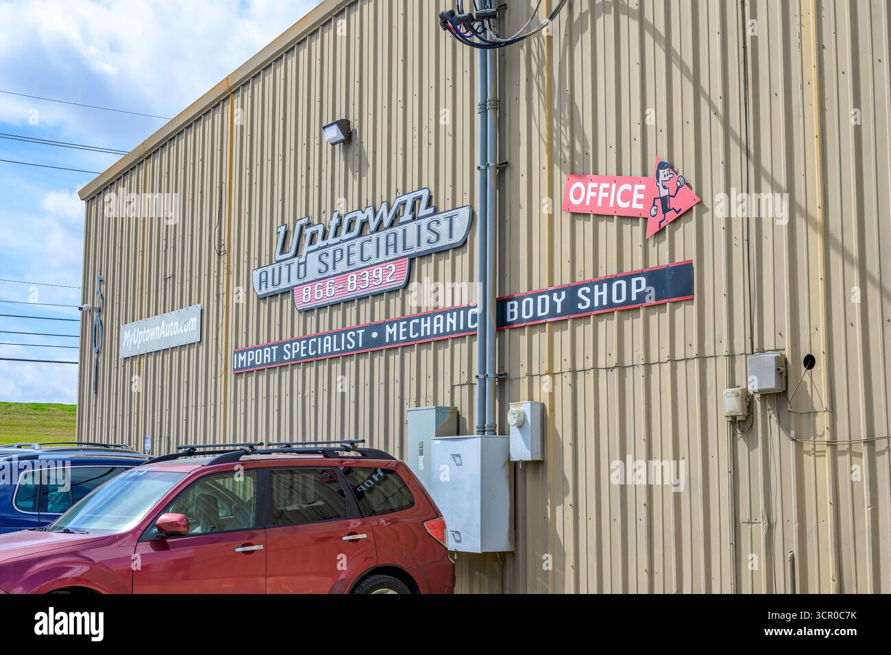 Jefferson, LOUISIANA, USA - 27 febbraio 2024: Specialista di auto Uptown su River Road nella periferia di New Orleans Foto Stock