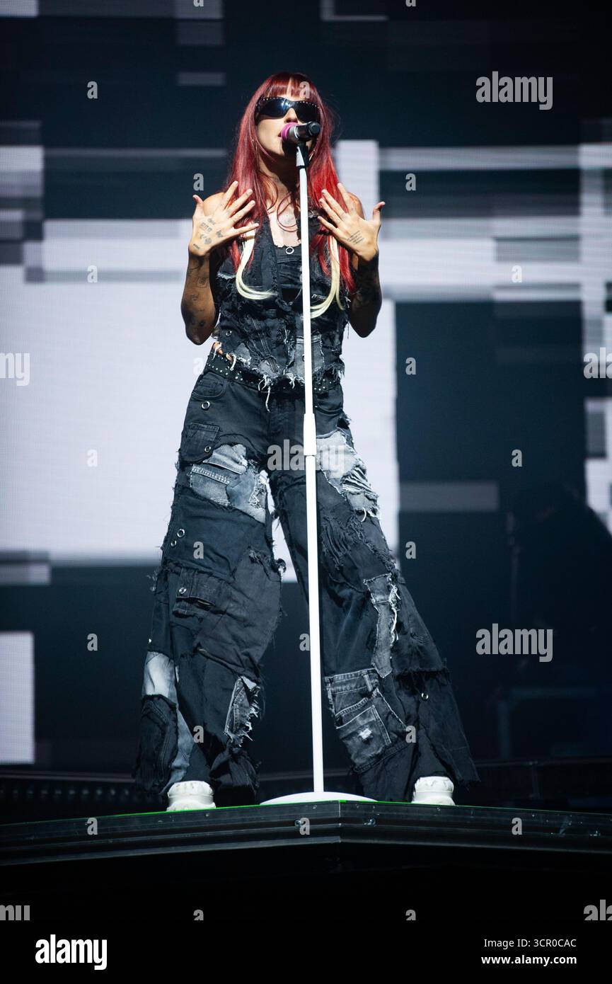 Barcellona, Spagna. 28 settembre 2025. A Barcellona, Spagna, il 27 settembre 2025, la cantante pop spagnola Vicco si esibisce sul palco di Bogatell Beach durante la merce Festival 2025. Intrattiene il pubblico in riva al mare con i suoi successi di prim'ordine e la vibrante presenza sul palco come parte del programma di concerti in tarda serata del festival. (Foto di Charlie Perez/NurPhoto) credito: NurPhoto SRL/Alamy Live News Foto Stock