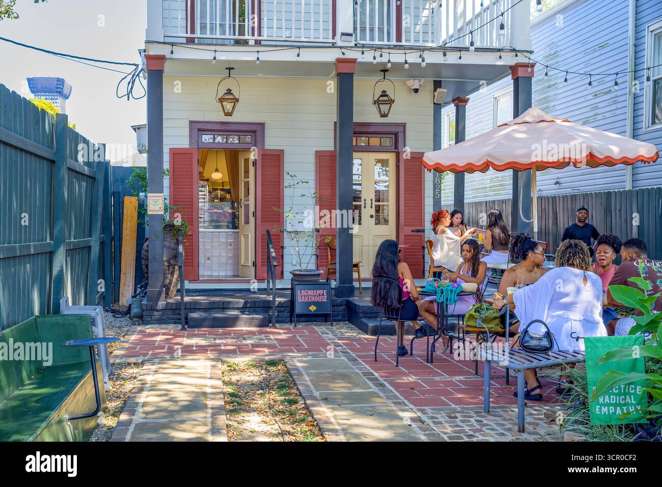 New Orleans, LOUISIANA, USA - 20 settembre 2025: Fronte al Lagniappe Bakehouse, con ristoranti all'aperto, in Euterpe Street, nel quartiere Central City di New Orleans Foto Stock
