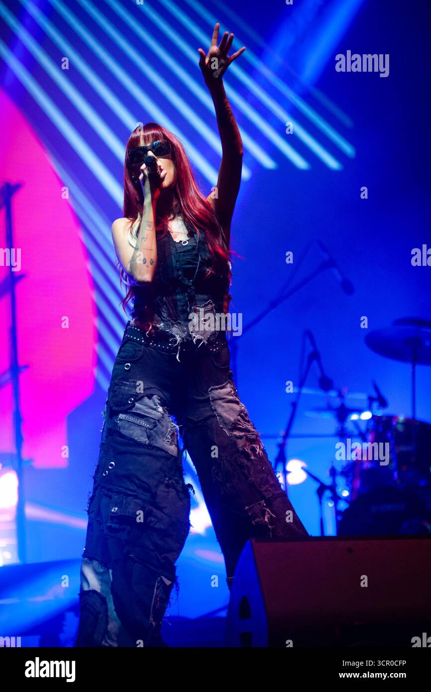 Barcellona, Spagna. 28 settembre 2025. A Barcellona, Spagna, il 27 settembre 2025, la cantante pop spagnola Vicco si esibisce sul palco di Bogatell Beach durante la merce Festival 2025. Intrattiene il pubblico in riva al mare con i suoi successi di prim'ordine e la vibrante presenza sul palco come parte del programma di concerti in tarda serata del festival. (Foto di Charlie Perez/NurPhoto) credito: NurPhoto SRL/Alamy Live News Foto Stock