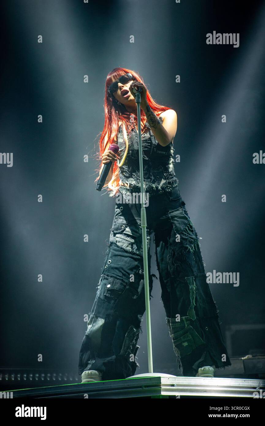 Barcellona, Spagna. 28 settembre 2025. A Barcellona, Spagna, il 27 settembre 2025, la cantante pop spagnola Vicco si esibisce sul palco di Bogatell Beach durante la merce Festival 2025. Intrattiene il pubblico in riva al mare con i suoi successi di prim'ordine e la vibrante presenza sul palco come parte del programma di concerti in tarda serata del festival. (Foto di Charlie Perez/NurPhoto) credito: NurPhoto SRL/Alamy Live News Foto Stock