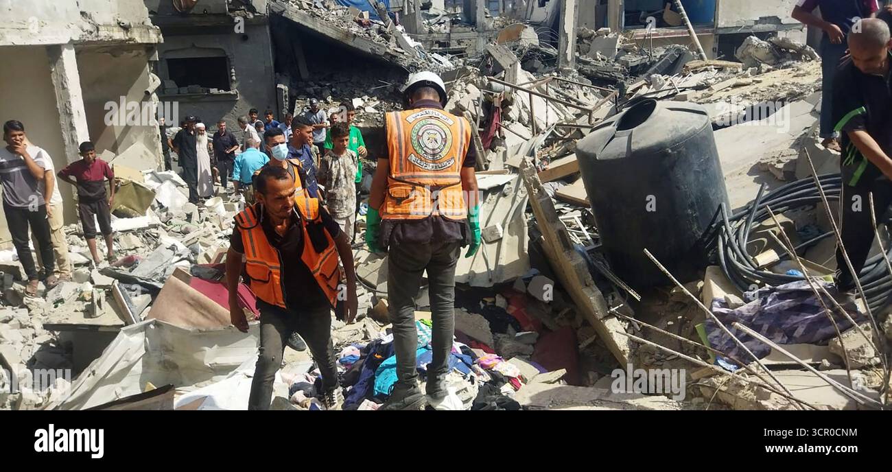 Gaza, Gaza. 28 settembre 2025. Gli equipaggi della difesa civile palestinese lavorano per salvare le vittime in un sito colpito dai bombardamenti israeliani nella città di Gaza domenica 28 settembre 2025. Foto di difesa civile palestinese/UPI credito: UPI/Alamy Live News Foto Stock