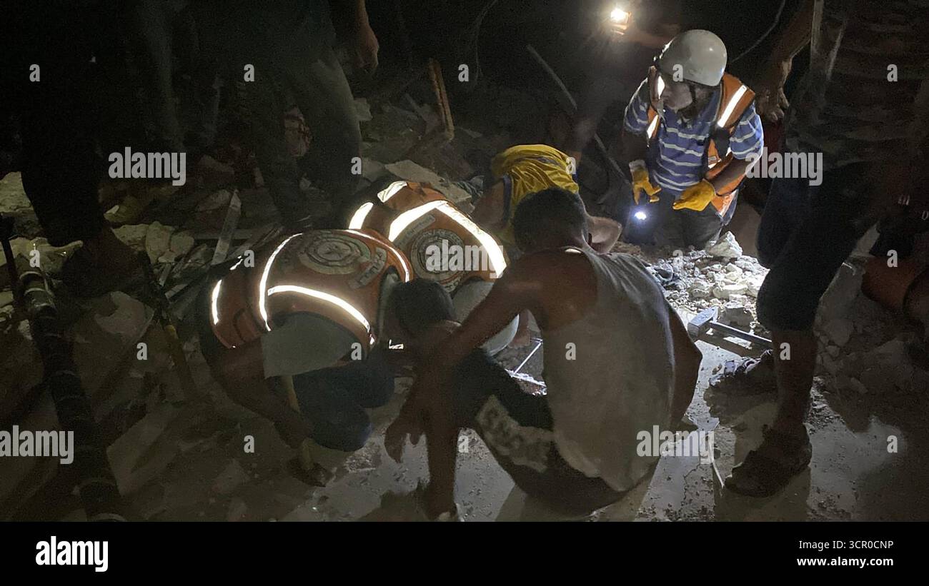 Gaza, Gaza. 28 settembre 2025. Gli equipaggi della difesa civile palestinese lavorano per salvare le vittime in un sito colpito dai bombardamenti israeliani nella città di Gaza domenica 28 settembre 2025. Foto di difesa civile palestinese/UPI credito: UPI/Alamy Live News Foto Stock
