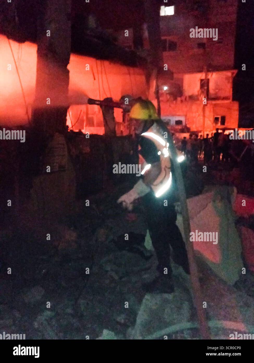 Gaza, Gaza. 28 settembre 2025. Gli equipaggi della difesa civile palestinese lavorano per salvare le vittime in un sito colpito dai bombardamenti israeliani nella città di Gaza domenica 28 settembre 2025. Foto di difesa civile palestinese/UPI credito: UPI/Alamy Live News Foto Stock