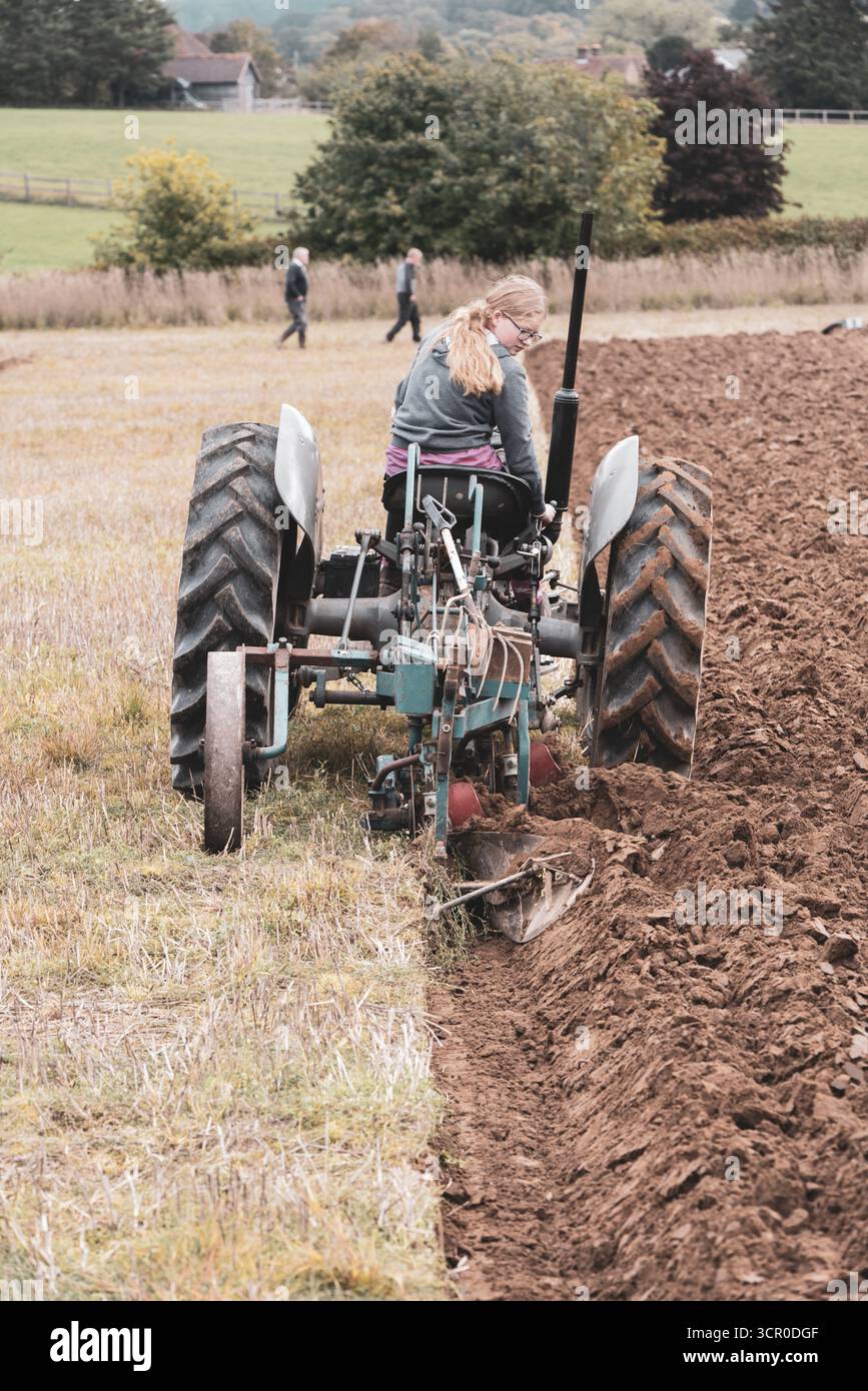 Vecchi trattori d'epoca e agricoltori in aratura nel West Sussex a South Downs. Foto Stock