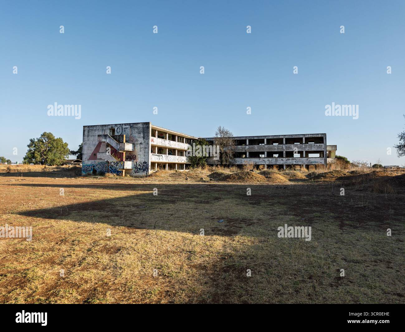 Esplora i resti di una base militare americana abbandonata, situata vicino all'aeroporto di Siviglia in Andalusia, rivelando il suo significato storico e la sua Foto Stock