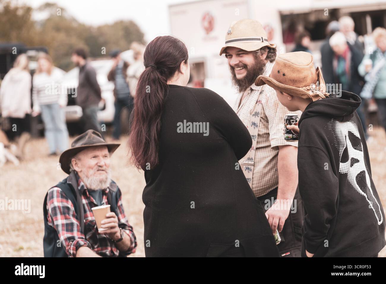 Vecchi trattori d'epoca e agricoltori in aratura nel West Sussex a South Downs. Foto Stock