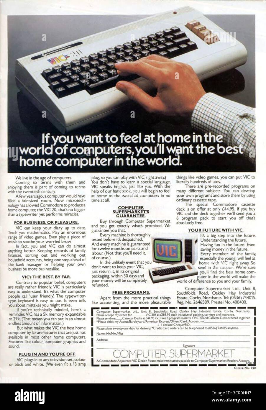 1982 Commodore VIC-20, un popolare pc domestico a 8 bit, che mette in evidenza le caratteristiche del computer sia per il lavoro che per il piacere, sottolineandone la facilità d'uso e la convenienza. Foto Stock