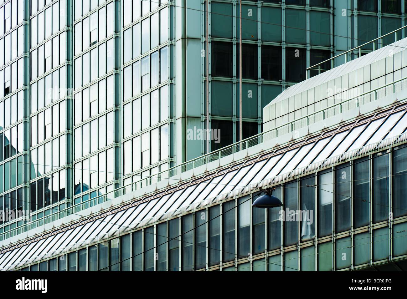 Architettura in vetro a strati con strutture a griglia e struttura industriale in un moderno design urbano Foto Stock